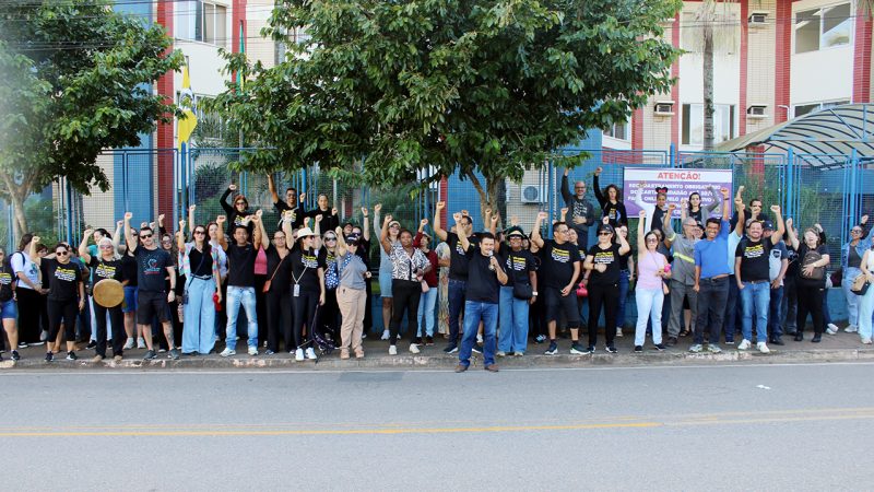 Servidores de Louveira cruzam os braços por dignidade. Silêncio do Governo resulta em forte manifesto na frente da Prefeitura