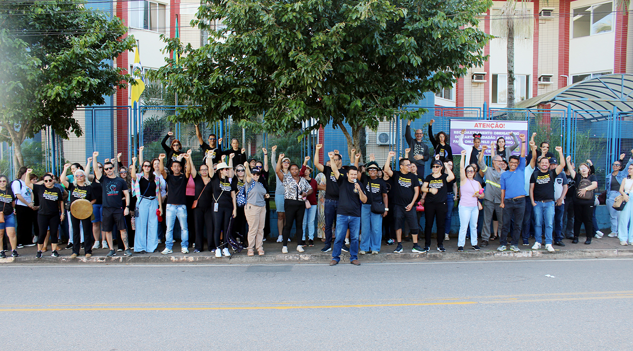Servidores de Louveira cruzam os braços por dignidade. Silêncio do Governo resulta em forte manifesto na frente da Prefeitura